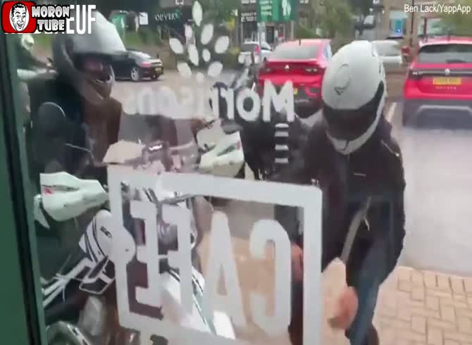 Video :A motorbike is stolen by cunning criminals in front of shoppers outside a store